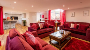 Caer Fedwen Barns Cariad Spacious self catering 3 bed Group Getaway Luxury Cottage with Private Hot Tub